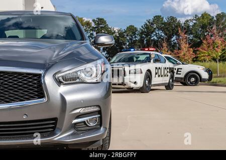 Deux véhicules de police arrêtent une berline lors d'un arrêt de circulation de routine Banque D'Images