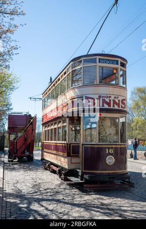 Tram sur une rue pavée, Royaume-Uni Banque D'Images