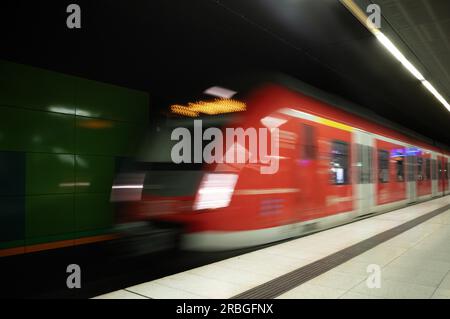 Métro arrivant S-Bahn, train, arrêt Stadtmitte, transports en commun, effet de mouvement, Stuttgart, Baden-Wuerttemberg, Allemagne Banque D'Images