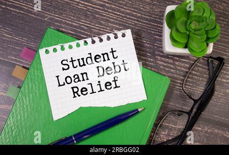 Concept de problème financier. Concept de dette de prêt. L'accent sélectif sur le conseil d'administration dette de prêt écrit à la main. Banque D'Images