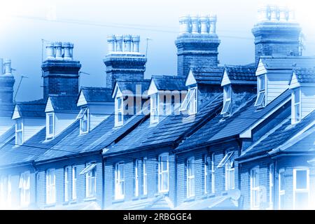 Image de fond bleu montrant des maisons mitoyennes victoriennes à Basingstoke, Royaume-Uni. Concept : coût de la vie, abordabilité hypothécaire, achat pour louer, prix des maisons Banque D'Images