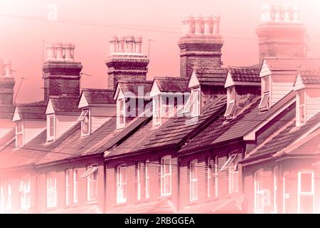 Image de fond monochrome rouge montrant des maisons mitoyennes victoriennes à Basingstoke, Royaume-Uni. Concept : marché hypothécaire, acheter pour louer, taux d'intérêt, location Banque D'Images