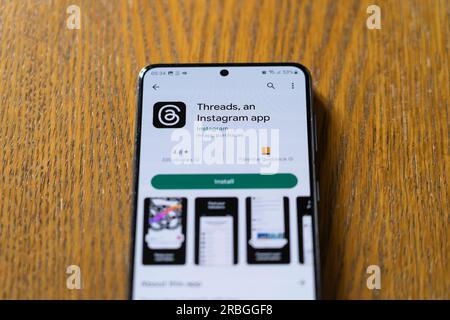 Logo threads et écran de téléchargement Google Play pour threads, une application Instagram, sur un écran de téléphone portable / smartphone. Concept : un remplacement Twitter Banque D'Images