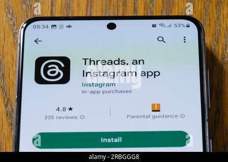 Logo threads et écran de téléchargement Google Play pour threads, une application Instagram, sur un écran de téléphone portable / smartphone. Concept : un remplacement Twitter Banque D'Images