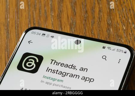 Logo threads et écran de téléchargement Google Play pour threads, une application Instagram, sur un écran de téléphone portable / smartphone. Concept : un remplacement Twitter Banque D'Images