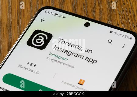 Logo threads et écran de téléchargement Google Play pour threads, une application Instagram, sur un écran de téléphone portable / smartphone. Concept : un remplacement Twitter Banque D'Images
