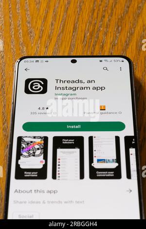 Logo threads et écran de téléchargement Google Play pour threads, une application Instagram, sur un écran de téléphone portable / smartphone. Concept : un remplacement Twitter Banque D'Images