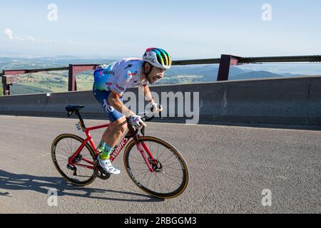 Puy de Dome, France, 9 juillet 2023, PIERRE LATOUR de TOTALENERGIES sur l'étape 9, 184km, Saint Léonard de Noblat au Puy de Dome lors de la 110e édition du Tour de France crédit : Nick Phipps/Alamy Live News Banque D'Images