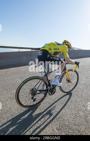 Puy de Dome, France, 9 juillet 2023, JONAS VINGEGAARD de JUMBO - VISMA en maillot jaune, leader du classement général individuel sur l'étape 9, 184km, Saint Léonard de Noblat au Puy de Dome lors de la 110e édition du Tour de France crédit : Nick Phipps/Alamy Live News Banque D'Images