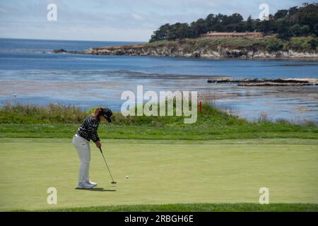 Pebble Beach, États-Unis. 09 juillet 2023. NASA Hataoka du Japon putts sur le quatrième green lors de la dernière journée des femmes américaines Ouvert à Pebble Beach, Californie, le dimanche 9 juillet 2023. Photo de Terry Schmitt/UPI crédit : UPI/Alamy Live News Banque D'Images
