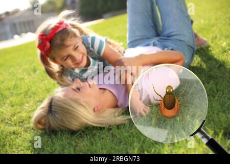 Danger saisonnier des loisirs de plein air. Mère passant du temps avec sa fille dans le parc. Illustration de la loupe avec coche, mise au point sélective Banque D'Images