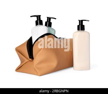 Préparation pour spa. Trousse de toilette compacte et différents produits cosmétiques sur fond blanc Banque D'Images