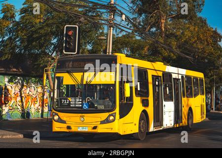 Santiago, Chili - avril 10 2023 : un transport public Transantiago, ou Red Metropolitana de Movilidad, bus faisant route 712 Banque D'Images