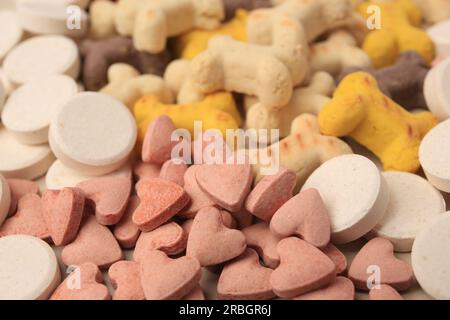 Beaucoup de vitamines différentes pour les animaux de compagnie comme fond, closeup Banque D'Images