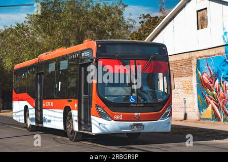 Santiago, Chili - avril 10 2023 : un transport public Transantiago, ou Red Metropolitana de Movilidad, bus à Puente Alto Banque D'Images