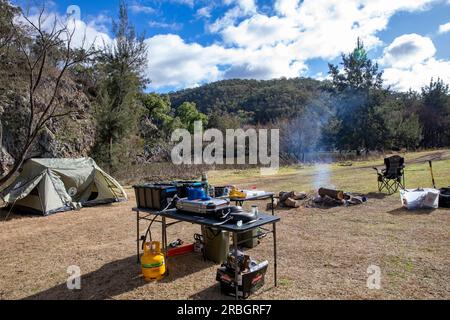 Juillet 2023 Camping d'hiver en Nouvelle-Galles du Sud, camping sauvage au Randwick Hole sur la piste de Hill End Bridle, Nouvelle-Galles du Sud, Australie Banque D'Images