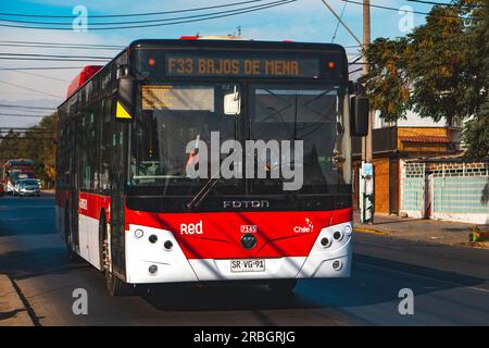 Santiago, Chili - avril 10 2023 : un transport public Transantiago, ou Red Metropolitana de Movilidad, bus faisant la route F33 Banque D'Images