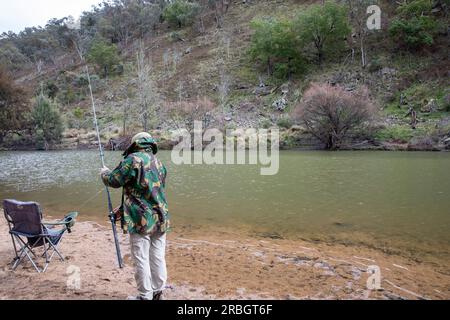 Juillet 2023, homme australien pêchant des poissons de carpe dans la rivière Macquarie à Hill End Bridle Path, Nouvelle-Galles du Sud, Australie Banque D'Images