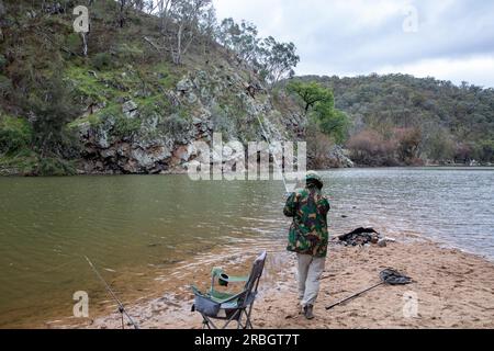 Juillet 2023, homme australien pêchant des poissons de carpe dans la rivière Macquarie à Hill End Bridle Path, Nouvelle-Galles du Sud, Australie Banque D'Images