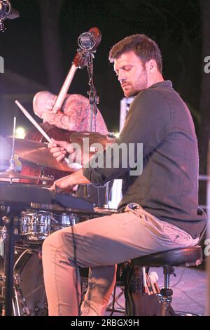 9 juillet 2023, Rome, Latium, Italie : 4e Festival de Jazz de Monte Mario ''Massimo Urbani'' au Parc Santa Maria della PietÃ. 3e soirée qui clôt la revue avec Jacopo Ferrazza 5. Conférenciers présentés par Rossana Tosto, présidente de la Culture de la XIV Municipalité, Pino Acquafredda. Invité spécial Maurizio Urbani à la clarinette. Voix jazz Alessandra Diodati, Livia de Romanis, violoncelle, Enrico Zanisi, piano, Syth Electronics, Valerio Profito, batterie et Jacopo Ferrazza, contrebasse (crédit image : © Daniela Franceschelli/Pacific Press via ZUMA Press Wire) USAGE ÉDITORIAL SEULEMENT! Non destiné à UN USAGE commercial ! Banque D'Images