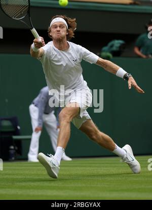 Londres, Grande-Bretagne. 9 juillet 2023. Andrey Rublev, de Russie, participe au match de quatrième tour en simple masculin entre Andrey Rublev, de Russie, et Alexander Bublik, du Kazakhstan, aux Championnats de tennis de Wimbledon à Londres, en Grande-Bretagne, le 9 juillet 2023. Crédit : Han Yan/Xinhua/Alamy Live News Banque D'Images