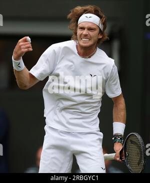 Londres, Grande-Bretagne. 9 juillet 2023. Andrey Rublev, de Russie, réagit lors du match de quatrième tour en simple masculin entre Andrey Rublev, de Russie, et Alexander Bublik, du Kazakhstan, aux Championnats de tennis de Wimbledon à Londres, en Grande-Bretagne, le 9 juillet 2023. Crédit : Han Yan/Xinhua/Alamy Live News Banque D'Images