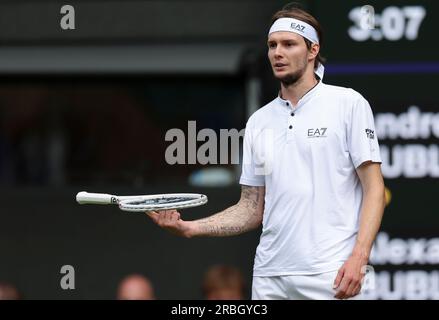 Londres, Grande-Bretagne. 9 juillet 2023. Alexander Bublik, du Kazakhstan, réagit lors du match de quatrième tour en simple masculin entre Andrey Rublev, de Russie, et Alexander Bublik, du Kazakhstan, aux Championnats de tennis de Wimbledon à Londres, en Grande-Bretagne, le 9 juillet 2023. Crédit : Han Yan/Xinhua/Alamy Live News Banque D'Images