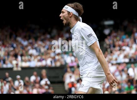 Londres, Grande-Bretagne. 9 juillet 2023. Alexander Bublik, du Kazakhstan, réagit lors du match de quatrième tour en simple masculin entre Andrey Rublev, de Russie, et Alexander Bublik, du Kazakhstan, aux Championnats de tennis de Wimbledon à Londres, en Grande-Bretagne, le 9 juillet 2023. Crédit : Han Yan/Xinhua/Alamy Live News Banque D'Images