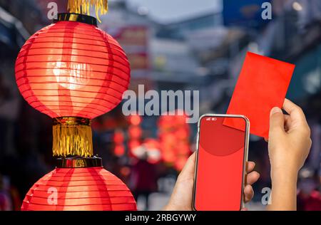 Le hongbao numérique dans le nouvel an chinois , distribuer de l'argent à la famille par téléphone. Banque D'Images