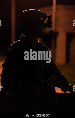 Les soldats français de la 6e brigade blindée légère de l'armée française s'entraînent et mènent un raid d'action directe en soutien au Commandement des opérations spéciales des Forces Marines au cours de l'exercice Raven, un exercice de préparation de l'unité, le 22 mai 2023. Ex. Raven est un exercice de formation visant à évaluer tous les aspects d'une compagnie d'opérations spéciales maritimes avant un déploiement d'opérations spéciales. (ÉTATS-UNIS Photo du corps des Marines par le caporal Henry Rodriguez) Banque D'Images