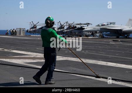 Aviation Boatswain's Mate (équipement) l'aviateur Bruce Brown, de fort Lauderdale, en Floride, affecté au département aérien du plus grand porte-avions du monde USS Gerald R. Ford (CVN 78), guide un fil d'arrêt après une récupération d'avion sur le pont d'envol, le 8 juillet 2023. Gerald R. Ford est les États-Unis Le porte-avions le plus récent et le plus avancé de la Marine, représentant un bond générationnel aux États-Unis La capacité de la Marine à projeter de l'énergie à l'échelle mondiale. Le Gerald R. Ford Carrier Strike Group est en déploiement prévu aux États-Unis Marine Forces Europe zone d'opérations, employé par les États-Unis Sixième flotte t Banque D'Images
