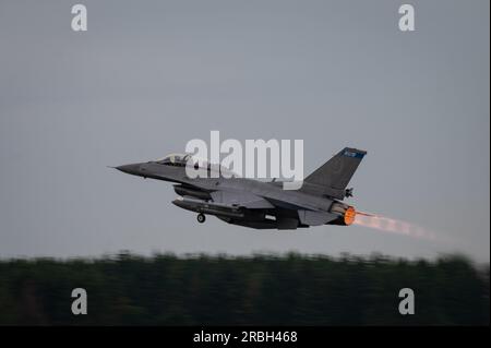 UN AMÉRICAIN Air Force F-16CM Fighting Falcon Aircraft affecté à la 148th Fighter Wing, Minnesota National Guard, décolle de la ligne de vol à Tactical Air Force Wing 73, Laage, Allemagne, au cours de l'exercice Air Defender 2023 (AD23), le 19 juin 2023. L’exercice AD23 est un exercice multinational dirigé par l’Allemagne qui se concentre sur l’entraînement opérationnel et tactique sur le terrain, principalement organisé en Allemagne, avec des sites d’opérations avancés en République tchèque, en Estonie et en Lettonie. (ÉTATS-UNIS Photo Air National Guard par Tech. Sergent Sarah M. McClanahan) Banque D'Images