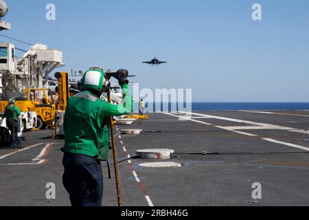 Aviation Batswain's Mate (équipement) l'aviateur Bruce Brown, de fort Lauderdale, en Floride, affecté au département aérien du plus grand porte-avions du monde USS Gerald R. Ford (CVN 78), observe alors qu'un F/A-18 Super Hornet, attaché au Carrier Air Wing (CVW) 8, se prépare à atterrir sur le pont d'envol, le 8 juillet 2023. Gerald R. Ford est les États-Unis Le porte-avions le plus récent et le plus avancé de la Marine, représentant un bond générationnel aux États-Unis La capacité de la Marine à projeter de l'énergie à l'échelle mondiale. Le Gerald R. Ford Carrier Strike Group est en déploiement prévu aux États-Unis Forces navales Europe zone d'opération Banque D'Images