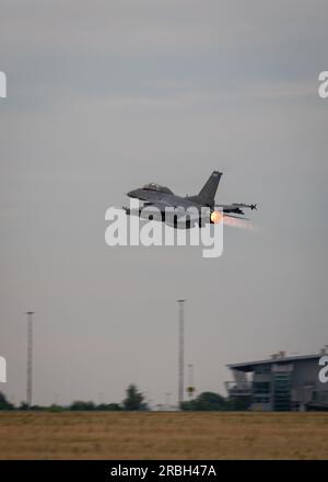 UN AMÉRICAIN Air Force F-16CM Fighting Falcon Aircraft affecté à la 148th Fighter Wing, Minnesota National Guard, décolle de la ligne de vol à Tactical Air Force Wing 73, Laage, Allemagne, au cours de l'exercice Air Defender 2023 (AD23), le 19 juin 2023. L’exercice AD23 est un exercice multinational dirigé par l’Allemagne qui se concentre sur l’entraînement opérationnel et tactique sur le terrain, principalement organisé en Allemagne, avec des sites d’opérations avancés en République tchèque, en Estonie et en Lettonie. (ÉTATS-UNIS Photo Air National Guard par Tech. Sergent Sarah M. McClanahan) Banque D'Images