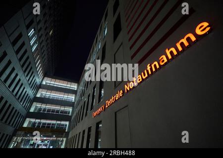 Berlin, Allemagne. 10 juillet 2023. Un panneau du Service central des urgences est visible sur un bâtiment à Charité - Universitätsmedizin. Aujourd'hui, les consultations fédérales et étatiques sur la réforme prévue des hôpitaux se poursuivent. Le but de la réforme hospitalière est d'éviter les fermetures inutiles d'hôpitaux et d'assurer des soins de qualité dans tout le pays, même dans les régions rurales. Crédit : Joerg Carstensen/dpa/Alamy Live News Banque D'Images