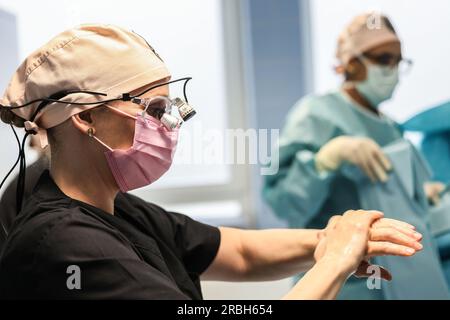Cologne, Allemagne. 02 mai 2023. Pirkko Schuppan (l), médecin en chirurgie intime, désinfecte ses mains dans la salle d'opération. Crédit : Oliver Berg/dpa/Alamy Live News Banque D'Images