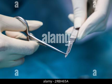 Cologne, Allemagne. 02 mai 2023. Une infirmière chirurgicale prépare un scalpel pour la chirurgie intime dans la salle d'opération. Crédit : Oliver Berg/dpa/Alamy Live News Banque D'Images