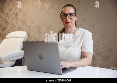 Cologne, Allemagne. 02 mai 2023. Pirkko Schuppan, docteur en chirurgie intime, siège dans son cabinet à Cologne. Crédit : Oliver Berg/dpa/Alamy Live News Banque D'Images