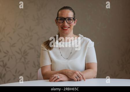 Cologne, Allemagne. 02 mai 2023. Pirkko Schuppan, docteur en chirurgie intime, siège dans son cabinet à Cologne. Crédit : Oliver Berg/dpa/Alamy Live News Banque D'Images