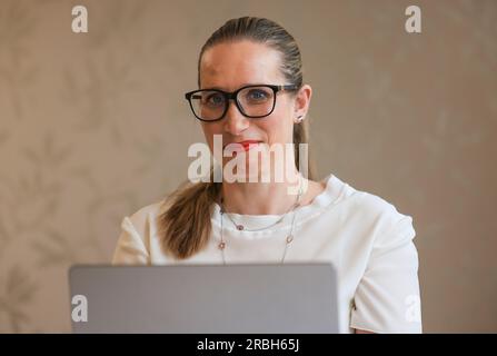 Cologne, Allemagne. 02 mai 2023. Pirkko Schuppan, docteur en chirurgie intime, siège dans son cabinet à Cologne. Crédit : Oliver Berg/dpa/Alamy Live News Banque D'Images