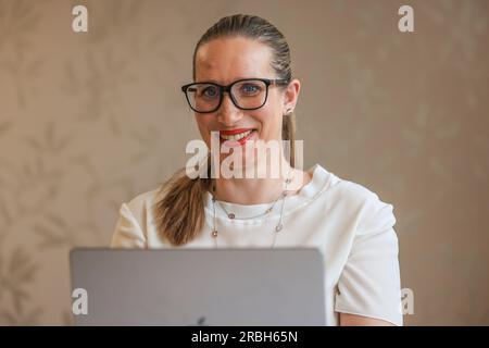 Cologne, Allemagne. 02 mai 2023. Pirkko Schuppan, docteur en chirurgie intime, siège dans son cabinet à Cologne. Crédit : Oliver Berg/dpa/Alamy Live News Banque D'Images