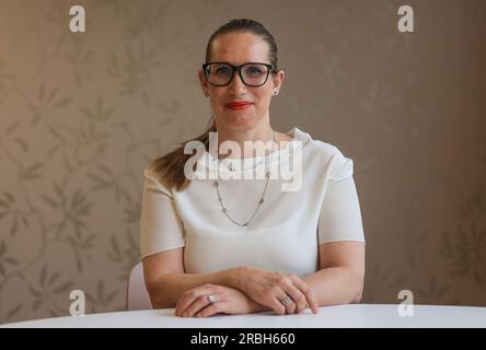 Cologne, Allemagne. 02 mai 2023. Pirkko Schuppan, docteur en chirurgie intime, siège dans son cabinet à Cologne. Crédit : Oliver Berg/dpa/Alamy Live News Banque D'Images