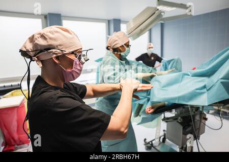 Cologne, Allemagne. 02 mai 2023. Pirkko Schuppan (l), médecin en chirurgie intime, désinfecte ses mains dans la salle d'opération. Crédit : Oliver Berg/dpa/Alamy Live News Banque D'Images