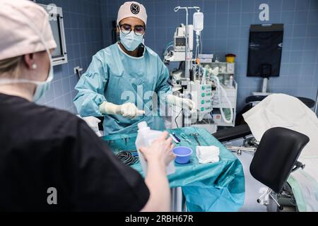 Cologne, Allemagne. 02 mai 2023. Une infirmière chirurgicale se prépare à une opération en salle d'opération. Crédit : Oliver Berg/dpa/Alamy Live News Banque D'Images