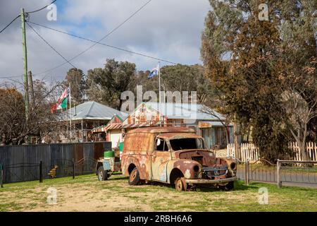 Véhicule vintage rouillé dans Sofala ancienne ville minière d'or en Nouvelle-Galles du Sud, Australie Banque D'Images