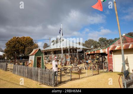 Juillet 2023, Sofala ancienne ville minière d'or et maison de village avec des métaux rouillés et des objets de collection, Nouvelle-Galles du Sud, Australie Banque D'Images