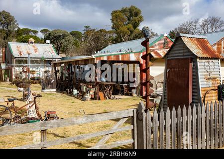 Juillet 2023, Sofala ancienne ville minière d'or et maison de village avec des métaux rouillés et des objets de collection, Nouvelle-Galles du Sud, Australie Banque D'Images