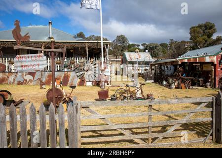 Juillet 2023, Sofala ancienne ville minière de l'or et maison de village Rustlers Roost avec de l'art de la métallurgie rouillée et des objets de collection, Nouvelle-Galles du Sud, Australie Banque D'Images