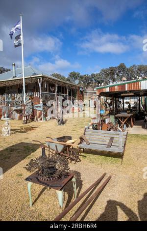 Juillet 2023, Sofala ancienne ville minière de l'or et maison de village Rustlers Roost avec de l'art de la métallurgie rouillée et des objets de collection, Nouvelle-Galles du Sud, Australie Banque D'Images