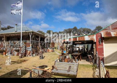 Juillet 2023, Sofala ancienne ville minière de l'or et maison de village Rustlers Roost avec de l'art de la métallurgie rouillée et des objets de collection, Nouvelle-Galles du Sud, Australie Banque D'Images